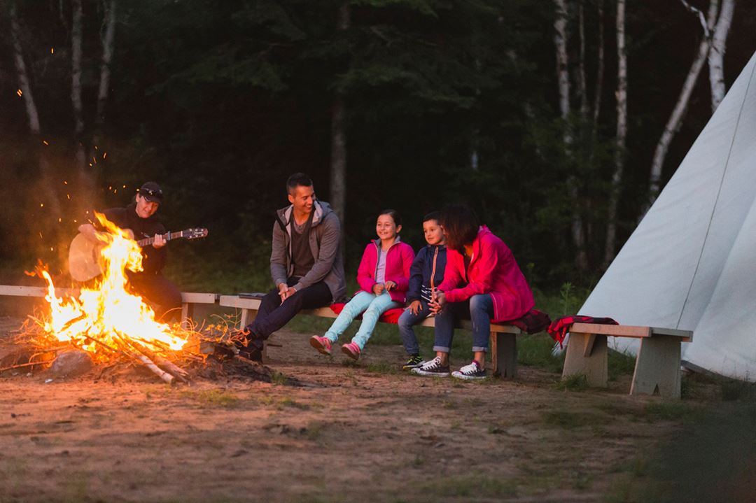 Famille au bord du feu à l'Auberge du Lac Taureau