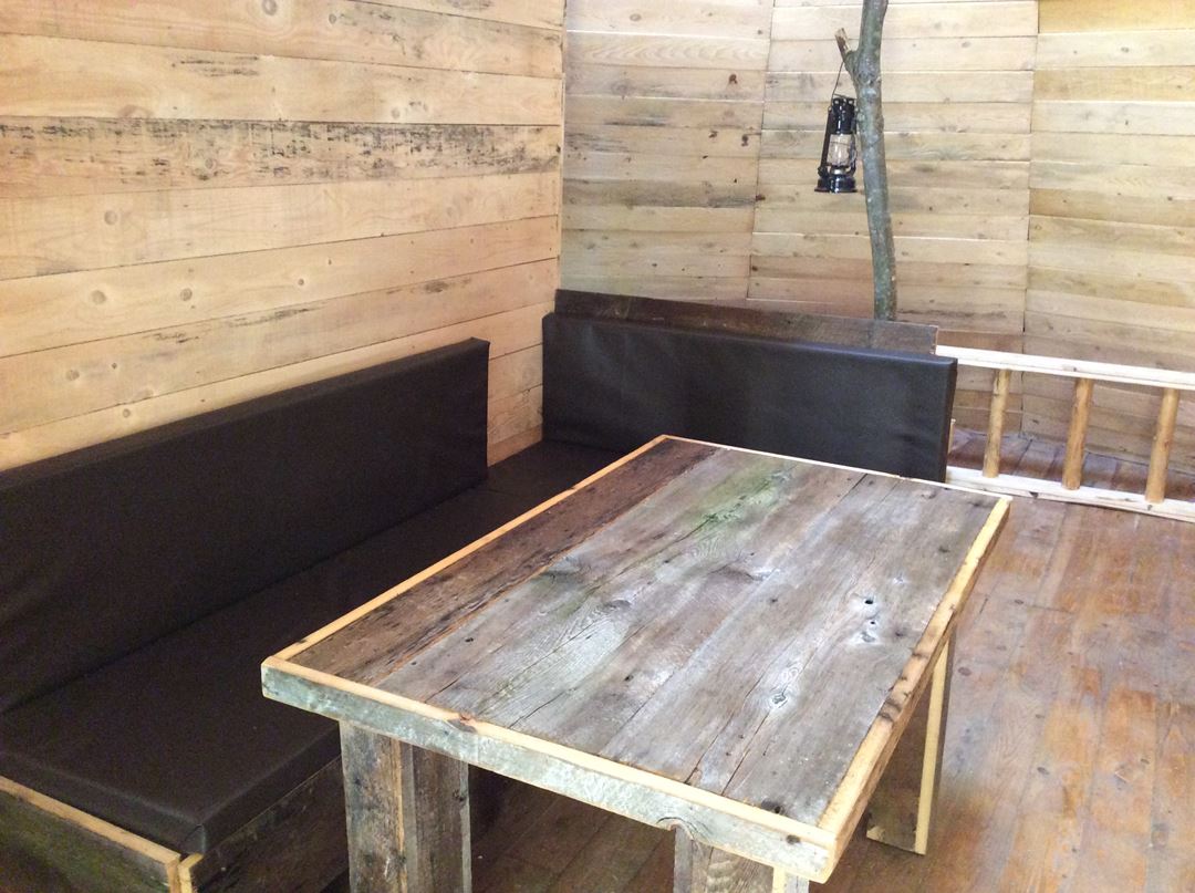 les-pieds-sur-terre-hebergement-tipi-interieur