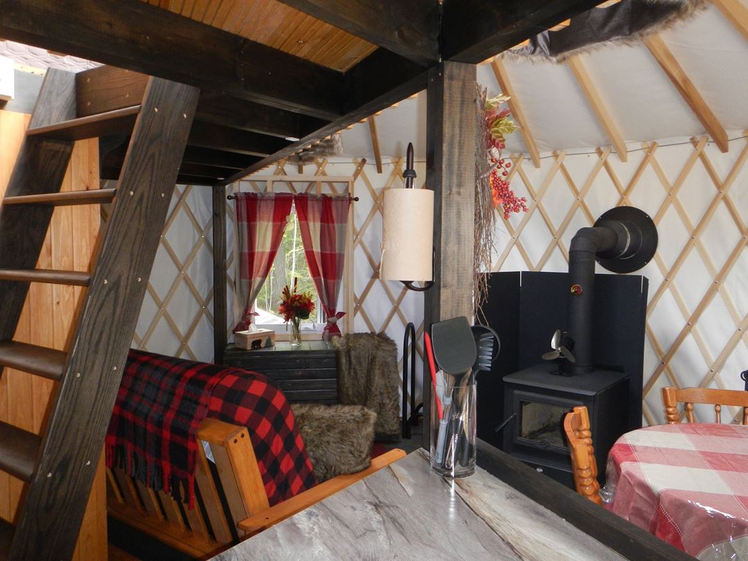refuges-carole-sylvain-yurt-indoor