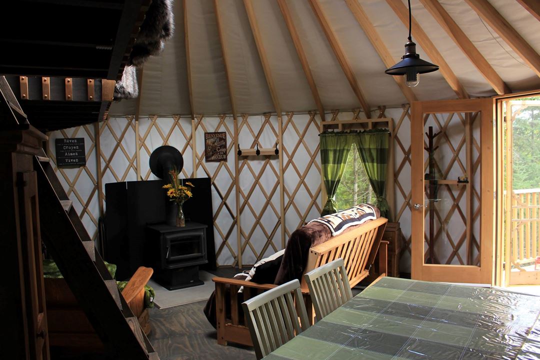 refuges-carole-sylvain-yurt-indoor