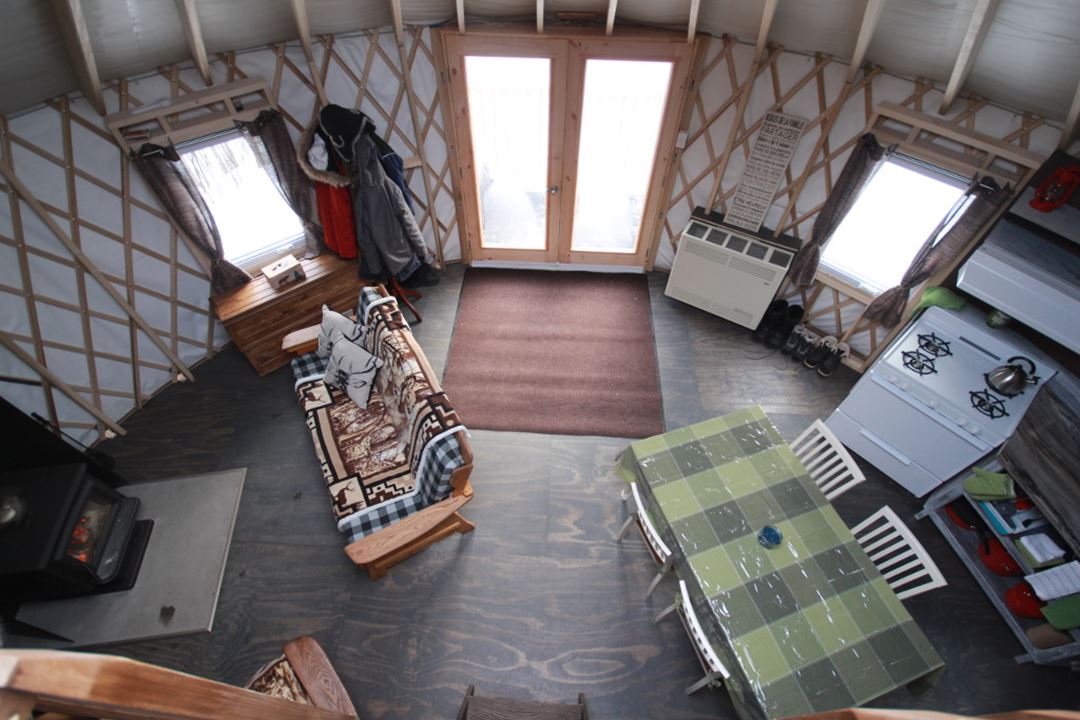 refuges-carole-sylvain-yurt-indoor
