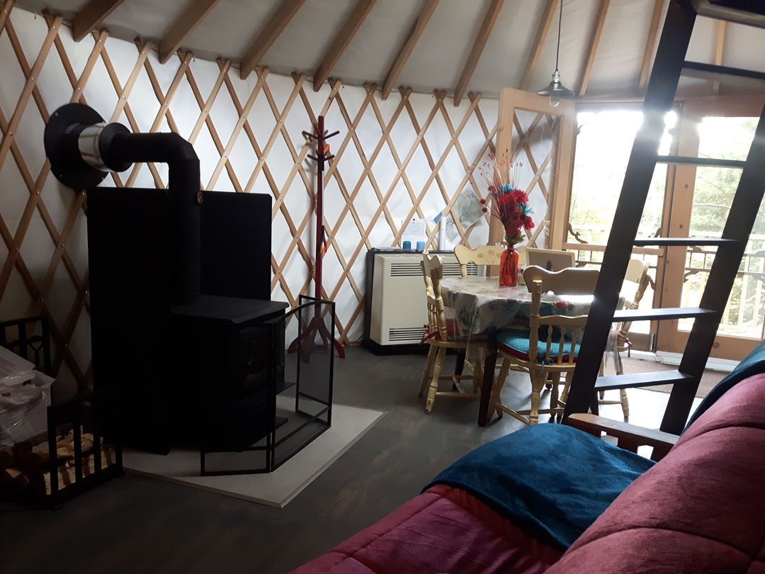 refuges-carole-sylvain-yurt-indoor
