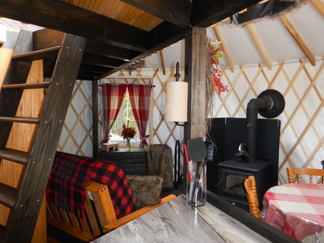 refuges-carole-sylvain-yurt-indoor