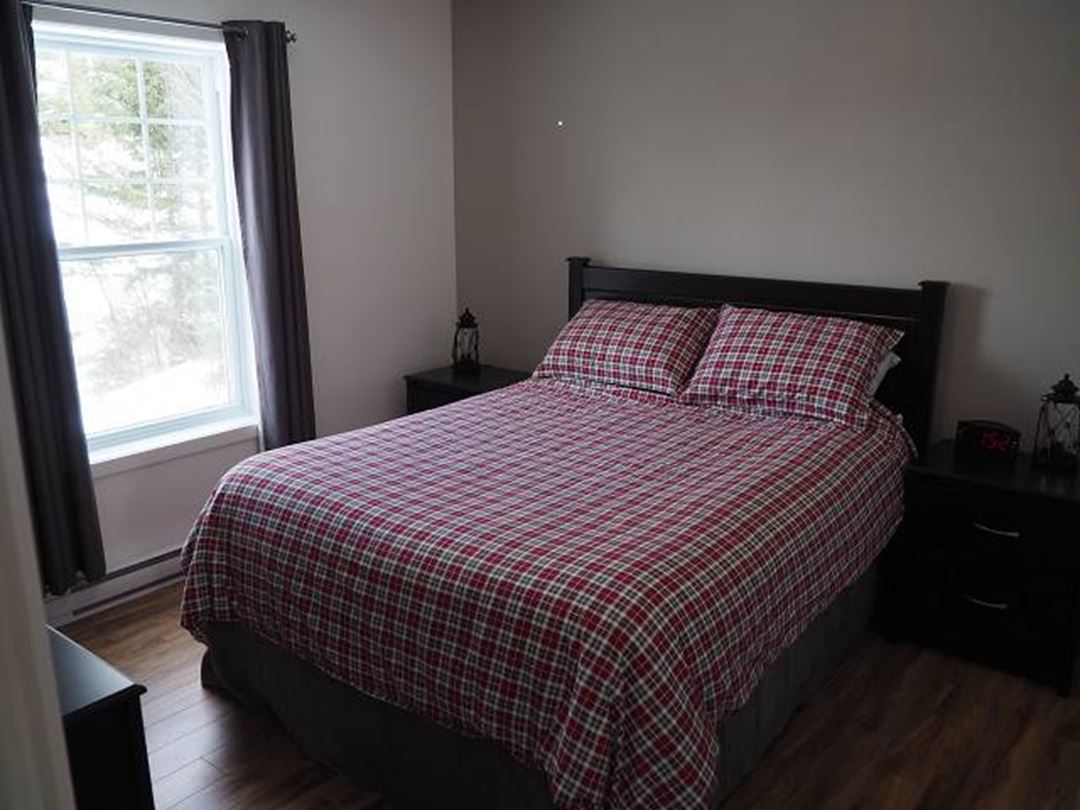 Chambre principale avec lit queen