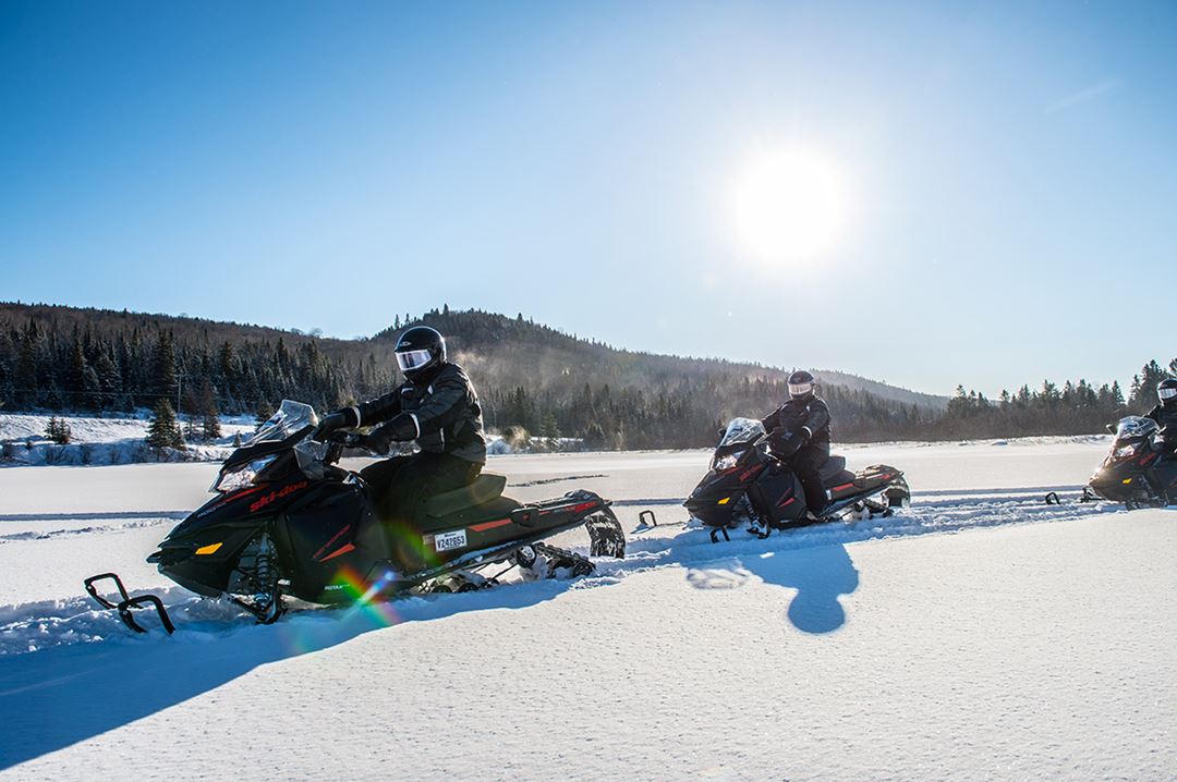 Auberge-du-Vieux-Moulin-winter-snowmobile