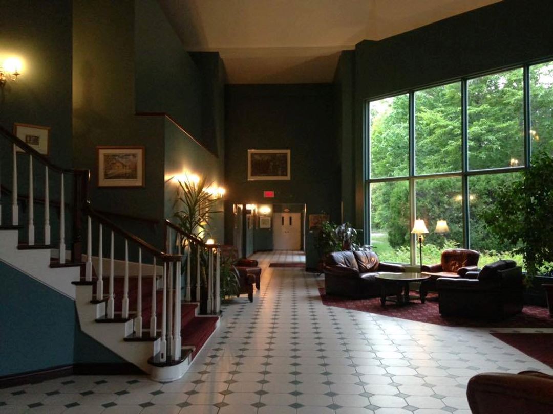 Auberge-montagne-coupee-hall