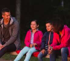 Famille au bord du feu à l'Auberge du Lac Taureau