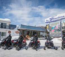 Randonnée en motoneige à l'Auberge La Glacière