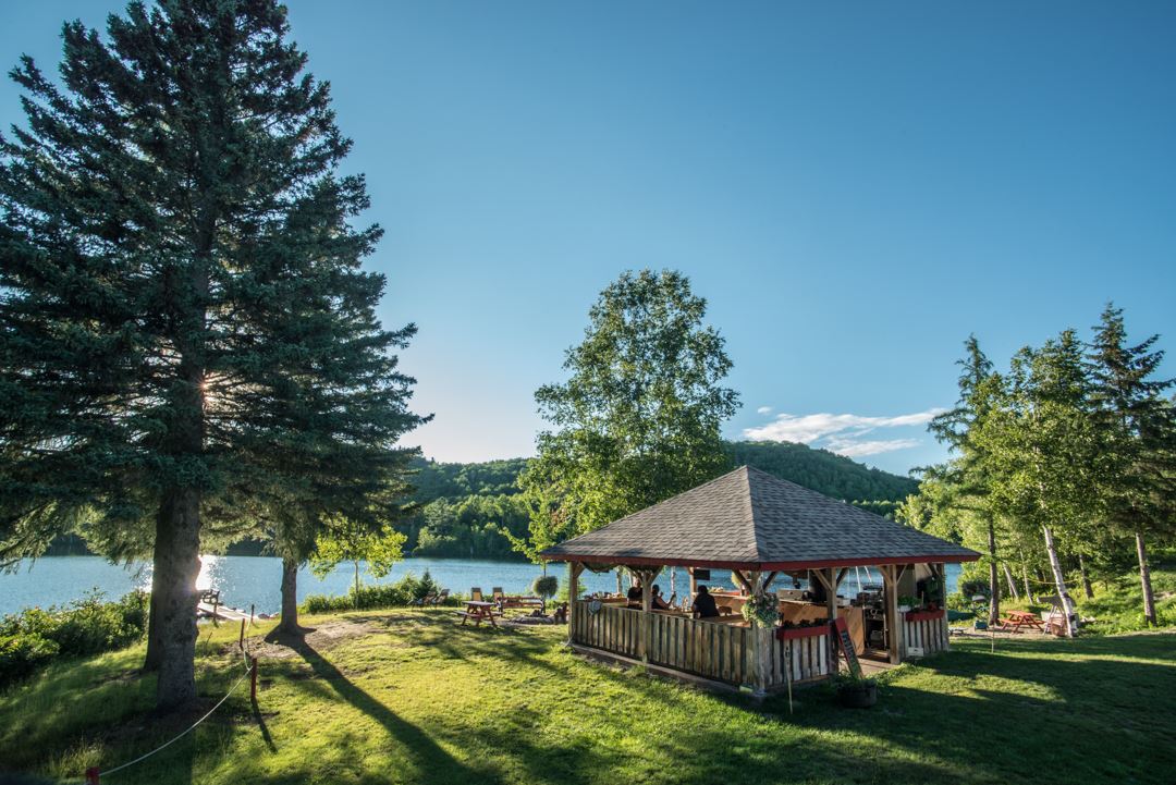 auberge-du-lac-thomas-exterieur-ete