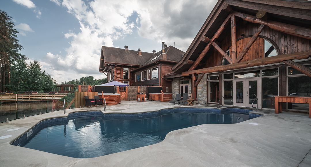 Piscine extérieure 4 saisons à l'Auberge du Lac Taureau