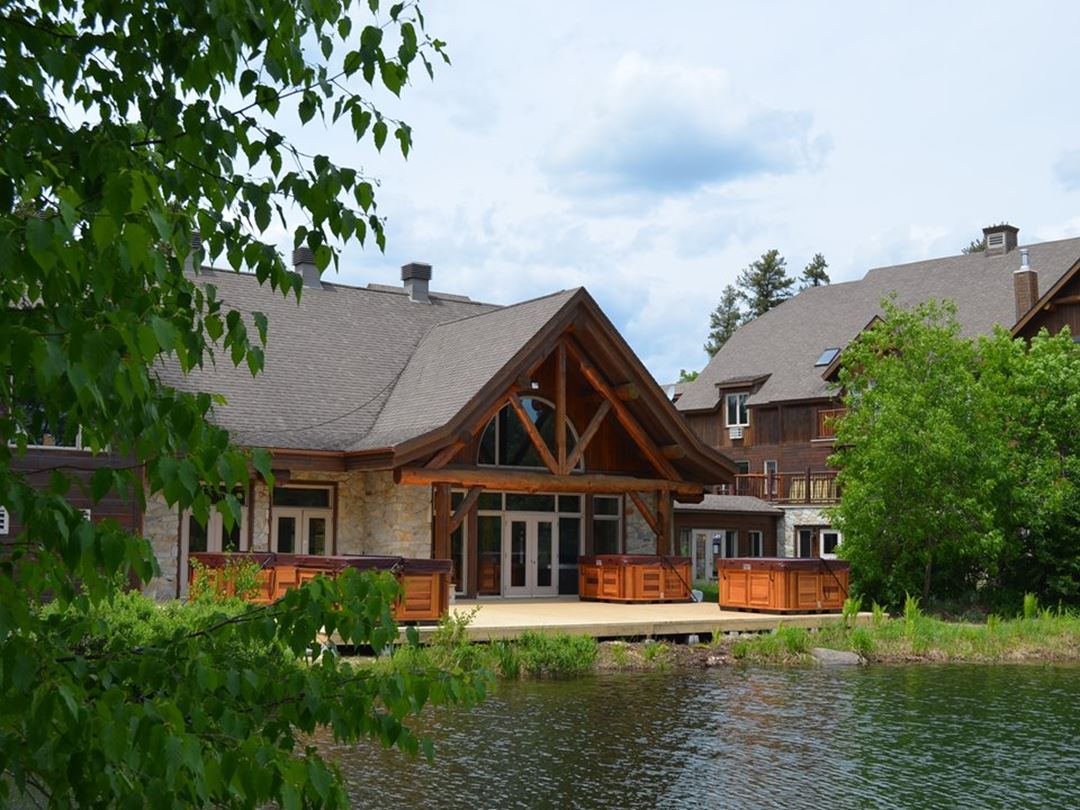 Spas extérieurs de l'Auberge du Lac Taureau