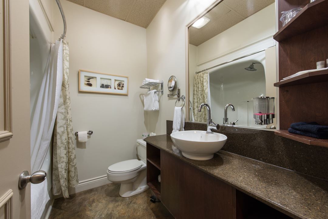 Salle de bain dans une chambre au Days Inn