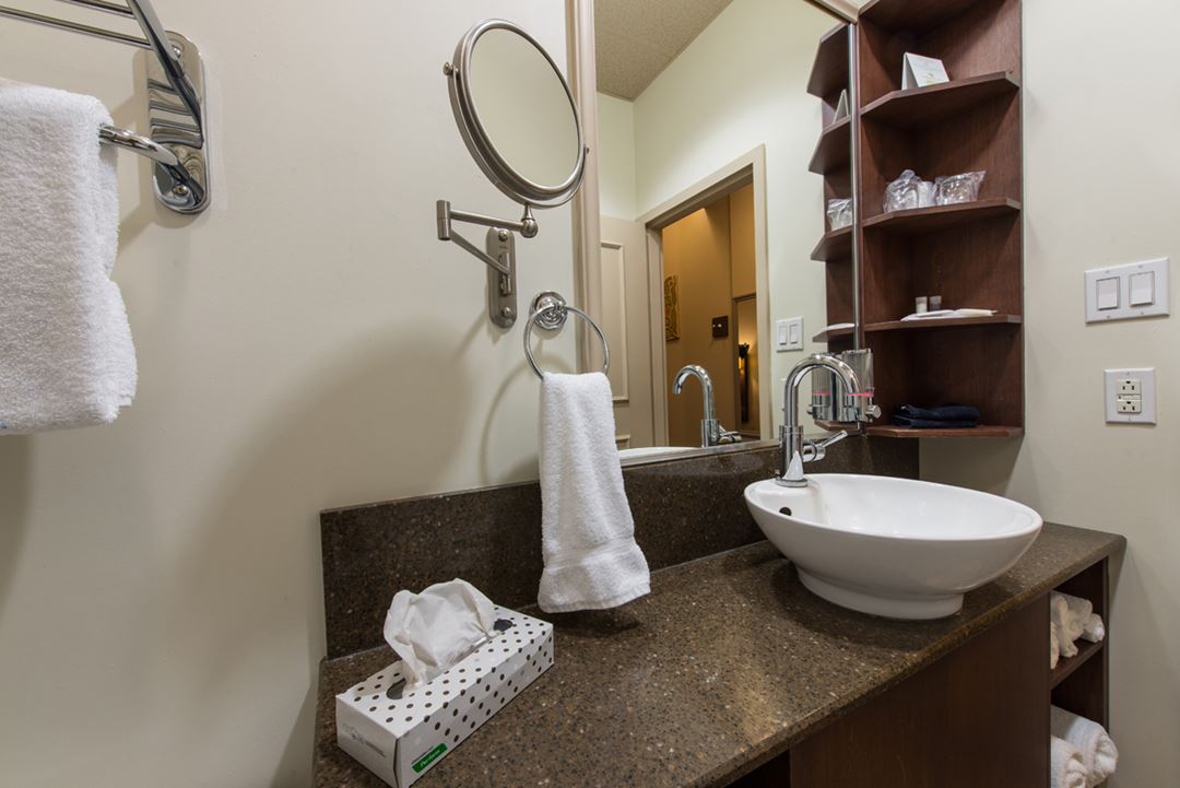 Salle de bain dans une chambre au Days Inn