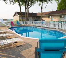 Motel with exterior swimming pool and a view on the St. Lawrence river