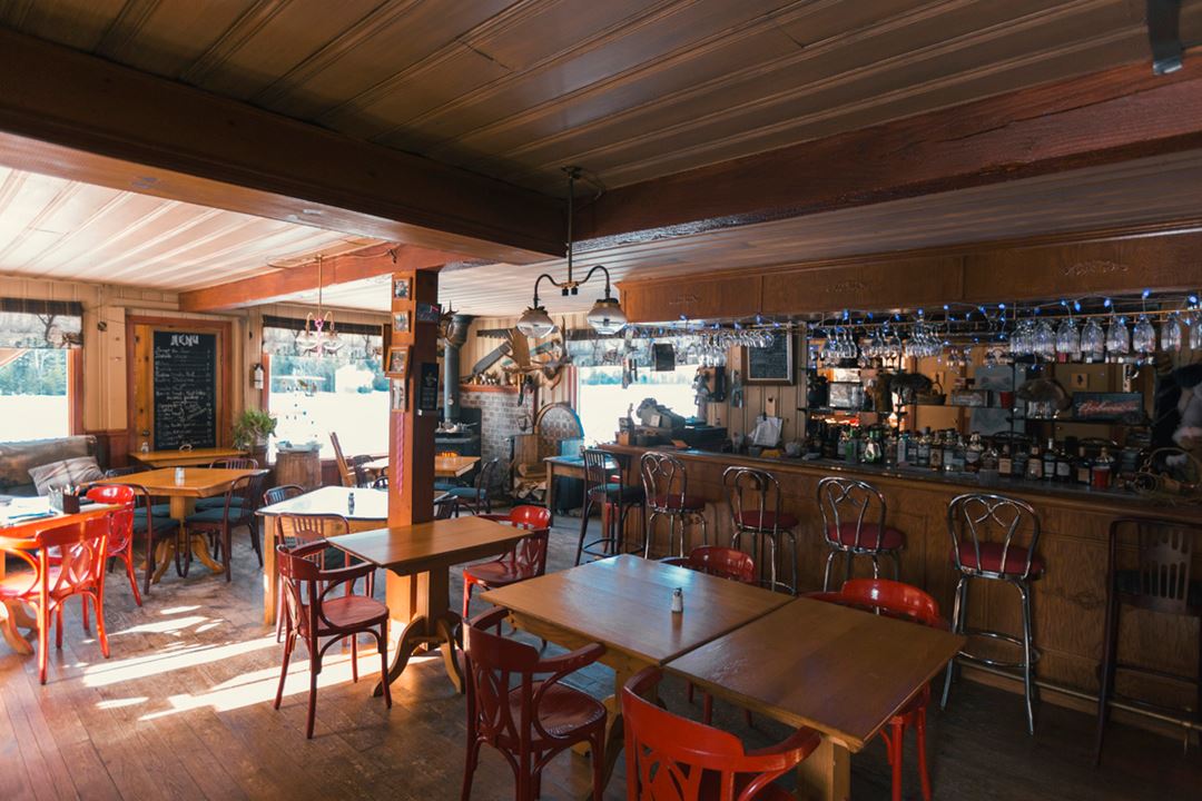 Dining room at Pourvoirie Pignon Rouge Mokocan