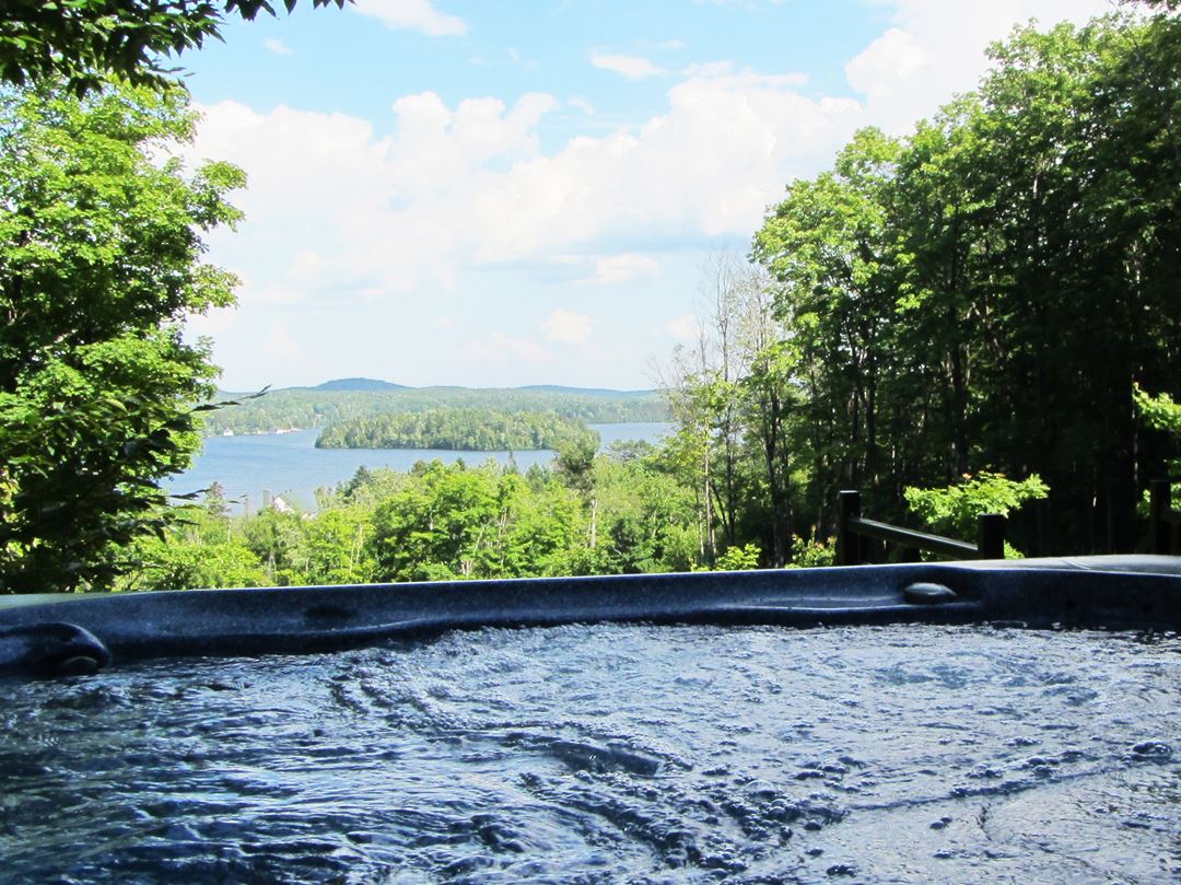 Spa avec vue sur le lac à Chalets Évasion