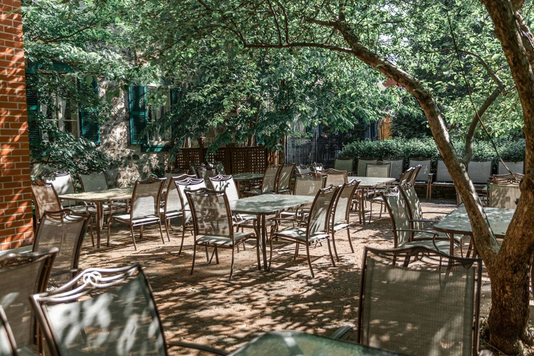Cour arrière de l'Oasis du Vieux Palais de L'Assomption