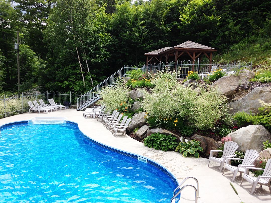 Outdoor swimming pool Chalets Évasion