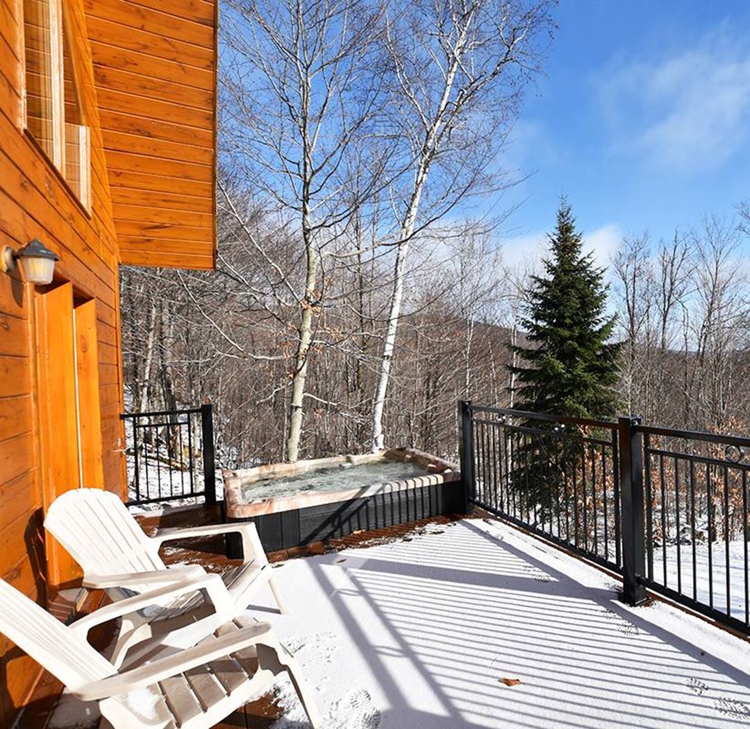 Chalets Évasion terrasse au printemps avec spa